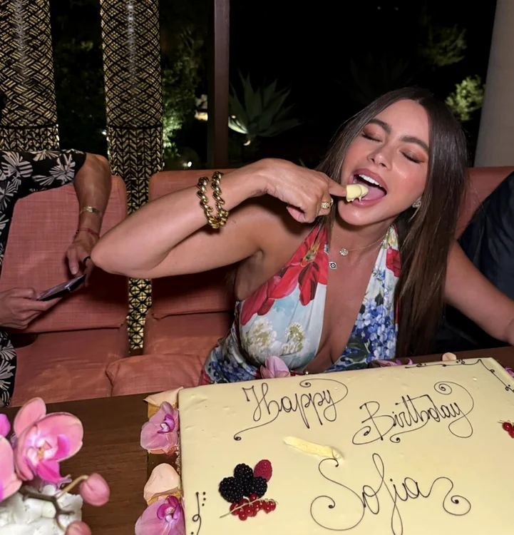 Sofía Vergara, gustând din tortul aniversar la împlinirea a 53 de ani Foto Instagram