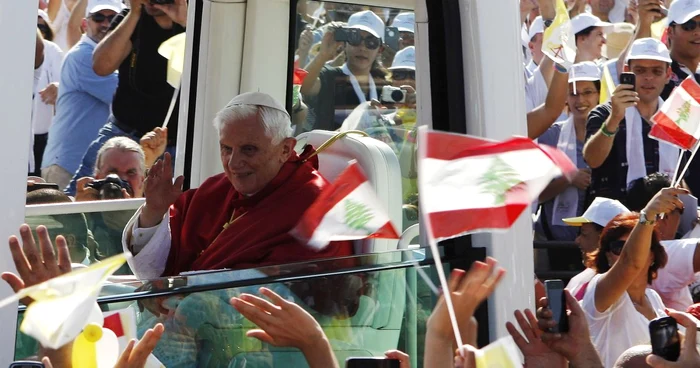 Papa Benedict al XVI-lea este înconjurat în credincioşi în timpul vizitei sale în Liban FOTO Reuters