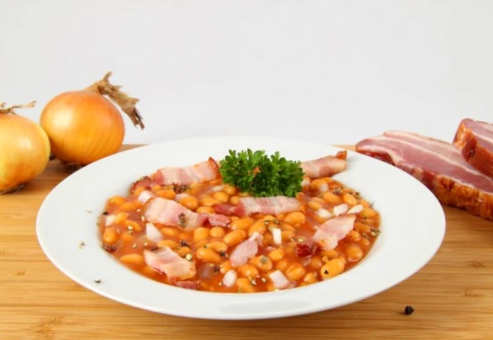 Dacă nu ai ciolan afumat, dar vrei să mănânci o fasole la fel de gustoasă, prepar-o cu baconclickpoftabuna.ro