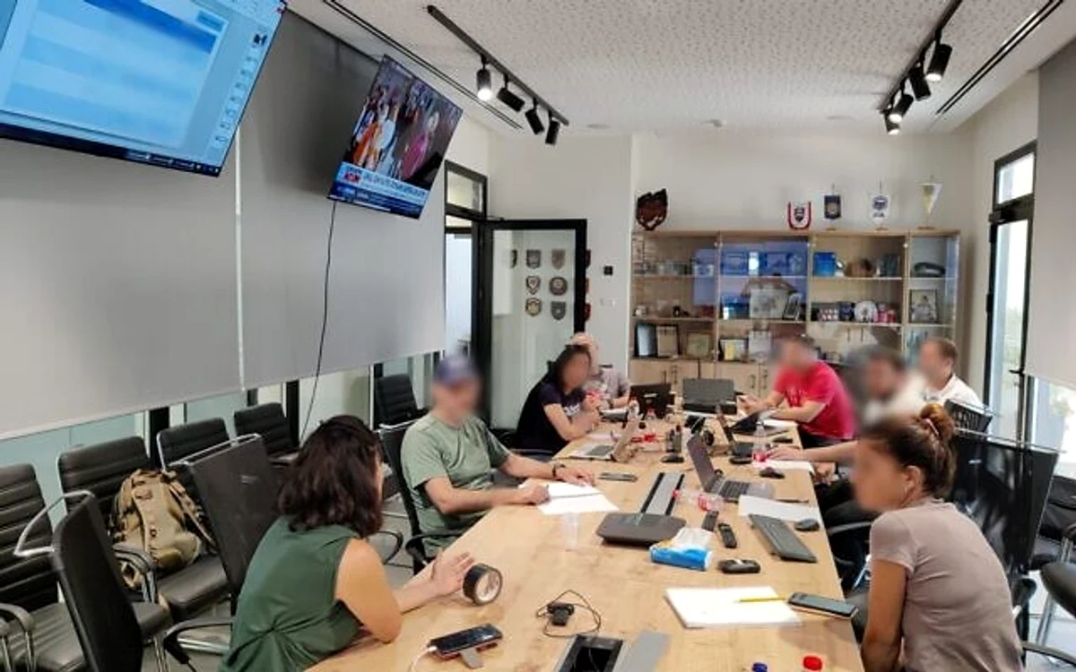 Specialiștii din Israel în biroul temporar din România FOTO: Poliția Israel