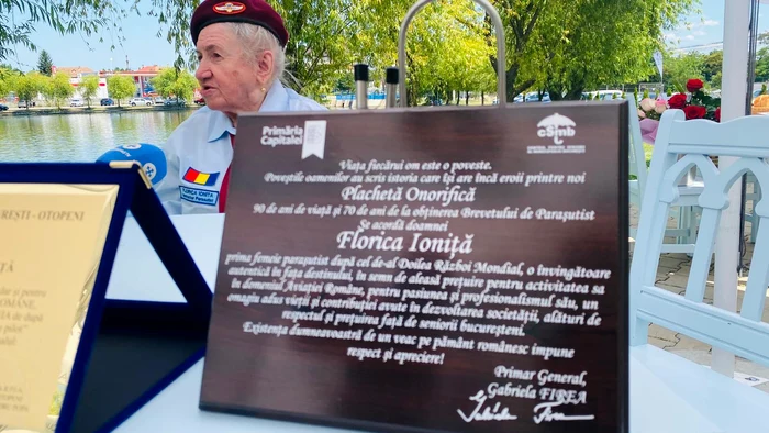 Florica Ioniță a primit în dar o plachetă onorifcă semnată de primarul Gabriela Firea