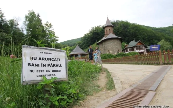 Mormântul lui Arsenie Boca se află la mănăstirea Prislop, unde anual vin zeci de mii de credincioşiFoto: Daniel Guţă / Adevărul