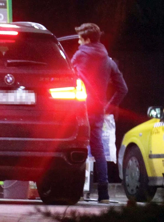 Radu a coborât din maşină la o benzinărie, pentru a cumpăra o pungă imensă cu cuburi de gheaţă
