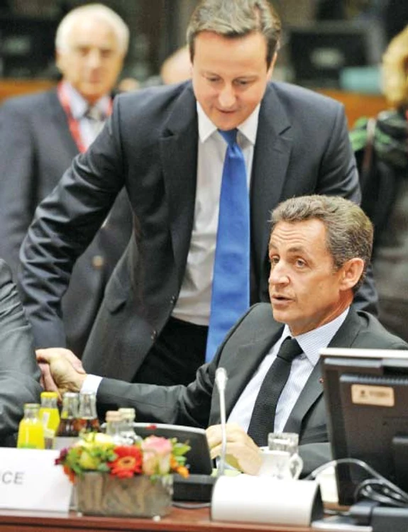 Sarkozy îl tratează cu spatele pe Cameron Foto: Reuters