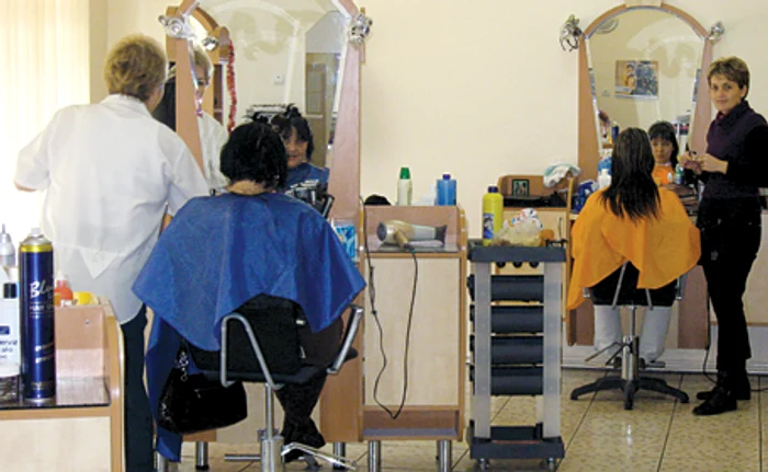 În saloanele de coafură sunt închiriate scaunele speciale pentru această activitatate