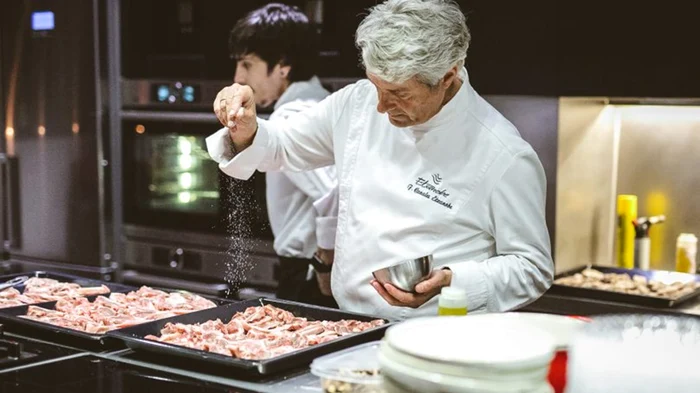 Renumitul chef Fernando Canales Etxanobe în bucătărie Foto Hospitality News Middle East