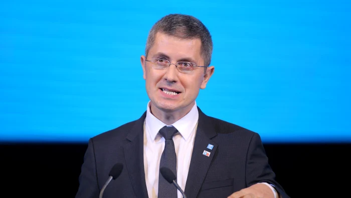 Dan Barna și-a scăpat ochelarii pe jos și a chemat un angajat al Parlamentului să îi ridice