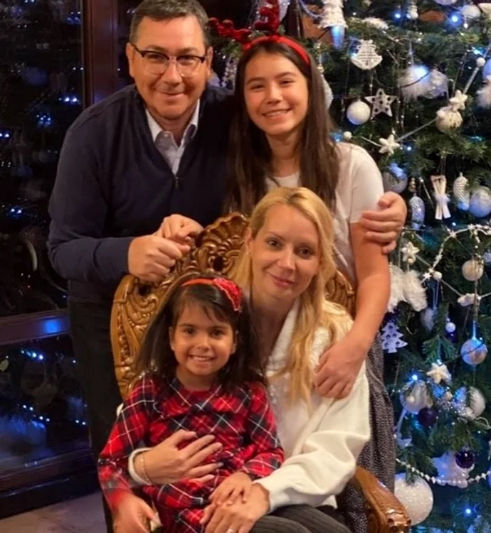 Daciana și Victor Ponta, fericiți alături de Maria și Irina (dreapta)foto: arhivă personală