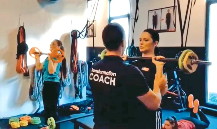 Pentru brațe, lucrează cu gantere și lovește amvelope de tractor cu un baros imens