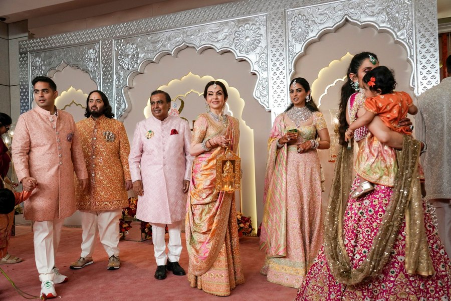 Vedetele și miliardarii lumii se reunesc în India. Toată lumea de lux este invitată la nunta de 600 de milioane de dolari a fiului celui mai bogat om din Asia GALERIE FOTO