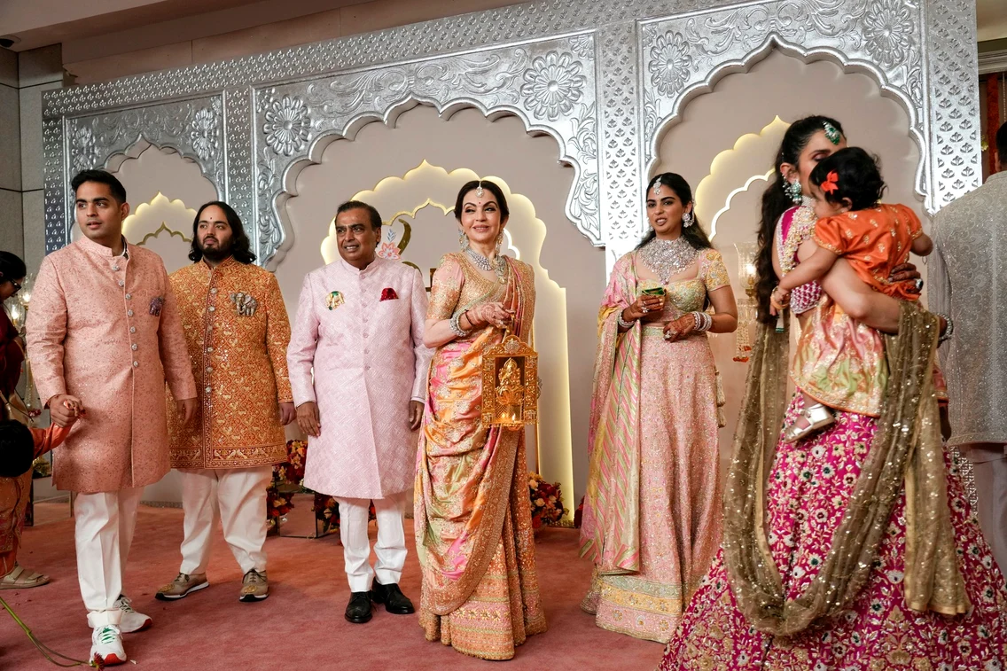 Anant Ambani și familia Ambani la nuntă. Foto: Profimedia   profimedia 0889437532