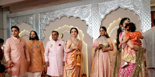 Anant Ambani și familia Ambani la nuntă. Foto: Profimedia   profimedia 0889437532