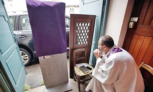 În Varşovia, Polonia,  preoţii fac acelaşi lucru jpeg