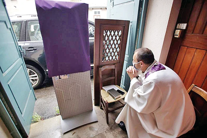 În Varşovia, Polonia, preoţii fac acelaşi lucru