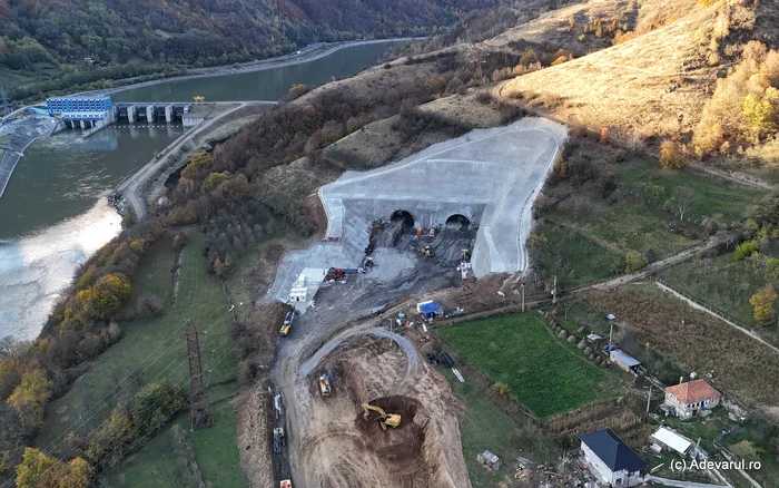 VIDEO Tunelul Robești de pe Autostrada Sibiu–Pitești, construit cu dinamită. Au început detonările pe Valea Oltului