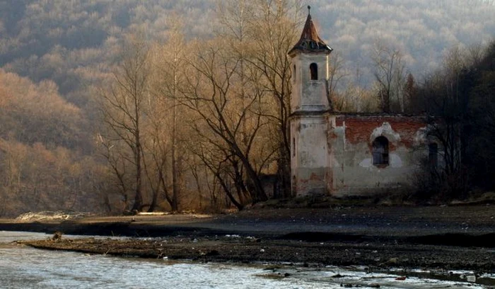 Una dintre vechile biserici din zona Cinciş se poate vedea pe malurile lacului. D.Guţă