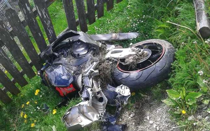 Motociclist mort după ce a plonjat pe acoperişul unei case. FOTO Facebook/ Pompierii Campulungeni