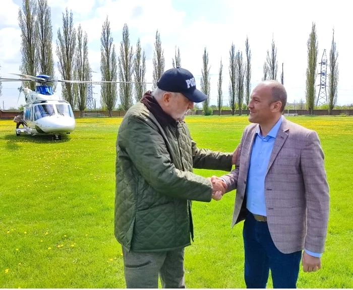 Ion Țiriac a aterizat pe terenul de fotbal de la Jimbolia FOTO Darius Postelnicu