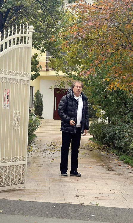 Tino și-a dorit porți înalte, masive, din fier, pentru a se ține departe de ochii curioșilor
