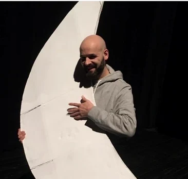 Nosfe face parte în film din grupul deținuților , este personajul „Botișor”, un tip cu înclinații muzicale