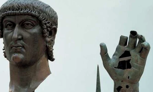 Statuia gigant din bronz a împăratului Constantin din Roma şi a regăsit degetul arătător, care era la Luvru jpeg