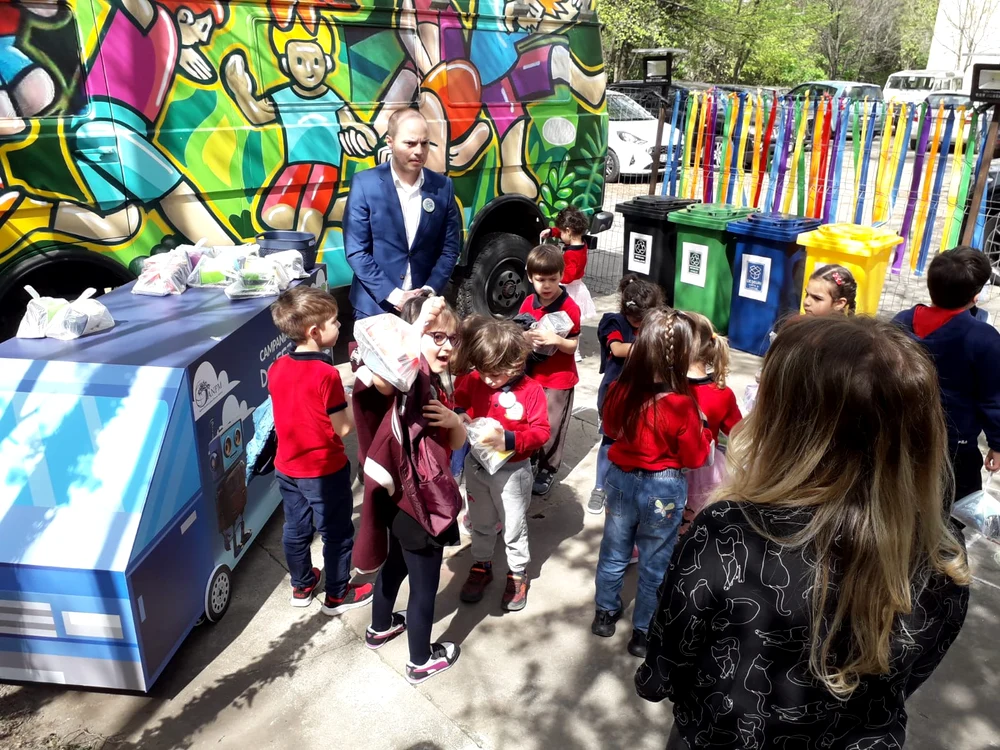 Copiii au primit explicații despre „microbuzul pădure” de la președintele ANPM