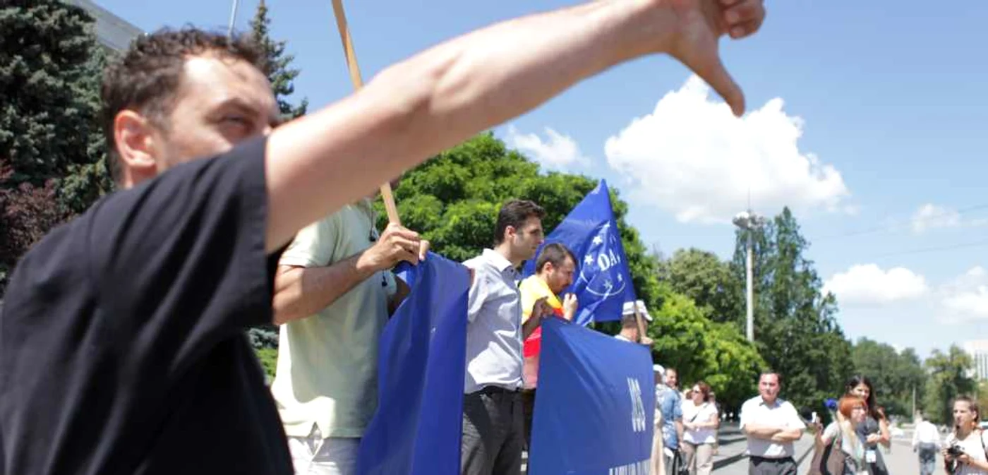 Zeci de protestatari au boicotat vizita premierului român