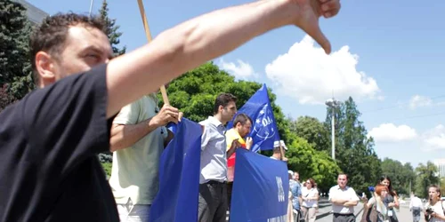 Zeci de protestatari au boicotat vizita premierului român