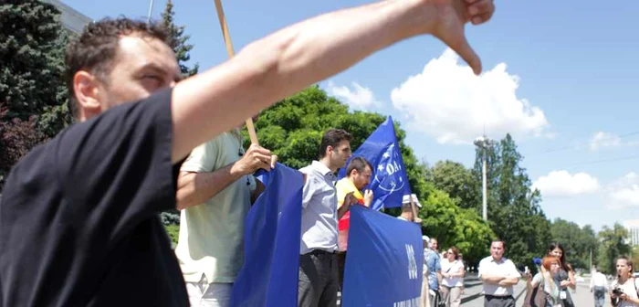 Zeci de protestatari au boicotat vizita premierului român