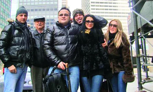 Surorile Bambi s au înfofolit până n gât pentru o plimbare prin oraş jpeg