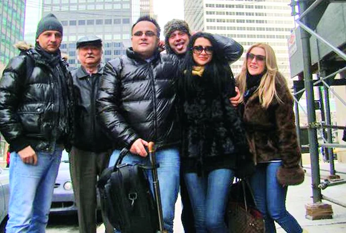 Surorile Bambi s-au înfofolit până-n gât pentru o plimbare prin oraş