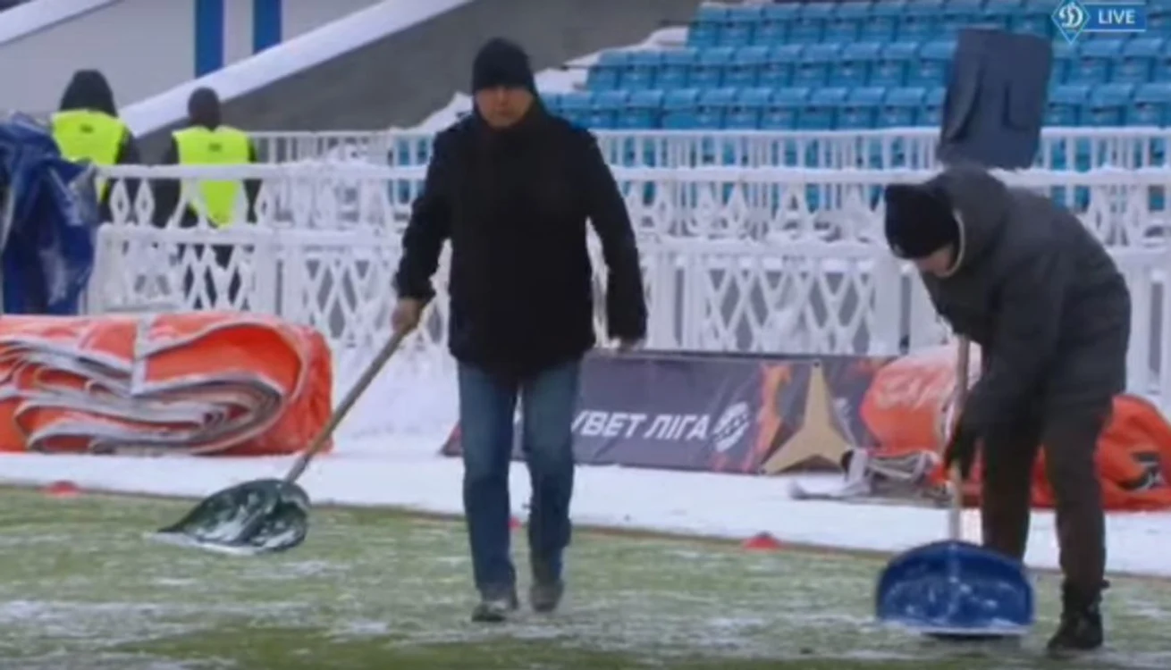 
    Mircea Lucescu a curățat, cât a putut, terenul de zăpadăFOTO: Twitter  