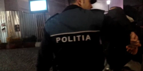 Cei cinci tineri care i-au lovit pe oamenii legii au fost condamnaţi la închisoare  