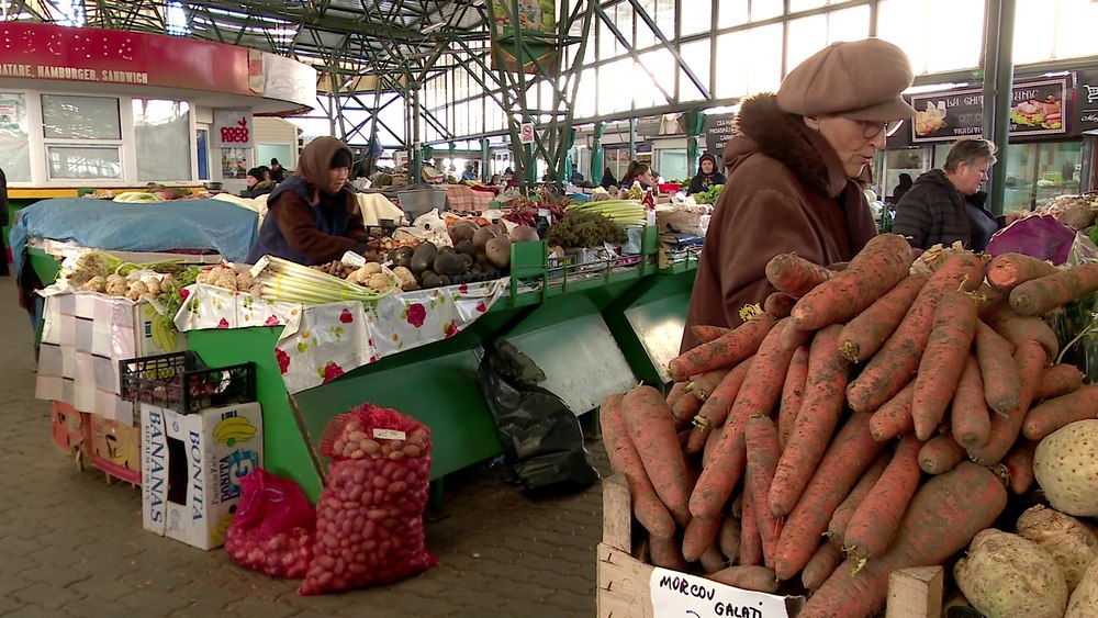Bătrânele care vând legume în piață. Au 80 ani, dar la 6 dimineața sunt la tarabă. „Încă muncim. Așa am fost născuți“