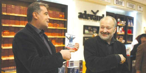 Istoricul Adrian Cioroianu (stânga), prezentând romanul  lui Stelian Tănase (dreapta) 