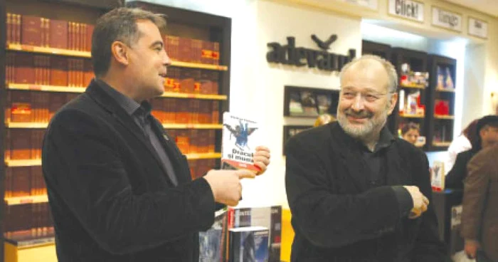 Istoricul Adrian Cioroianu (stânga), prezentând romanul lui Stelian Tănase (dreapta)