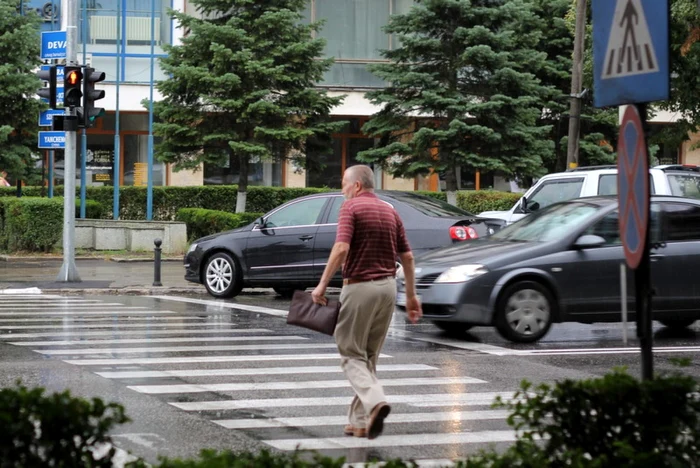 Pietonii nu ţin cont de culoarea roşie de la semafor şi traversează.