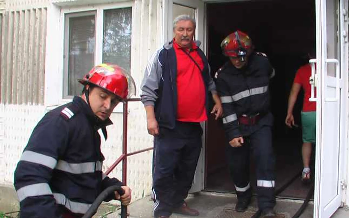 Pompierii au stâns focul în mai puţin de jumătate de oră FOTO:arhiva adevarul