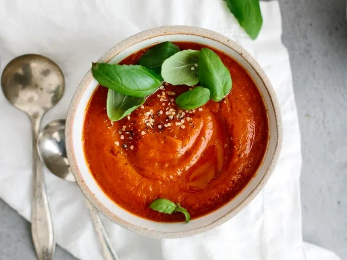 
    Supă cremă de roșii cu ardei copți  