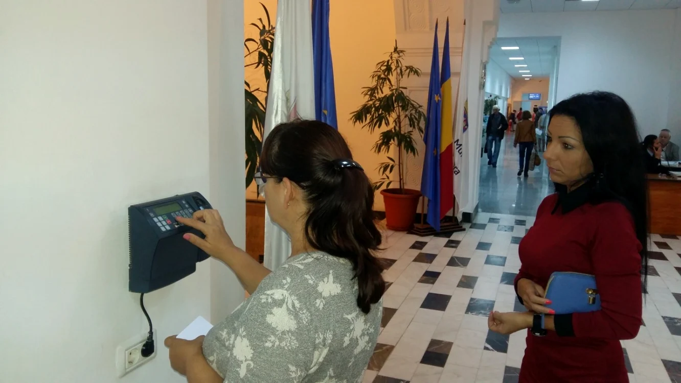 Angajaţii Primăriei Timişoara sunt obligaţi să se amprenteze când încep şi termină programul de lucru FOTO Daniel Dancea