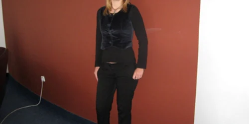 Bacău: PORTRET: Ana-Maria Coşa încântă auzul enoriaşilor la slujbă