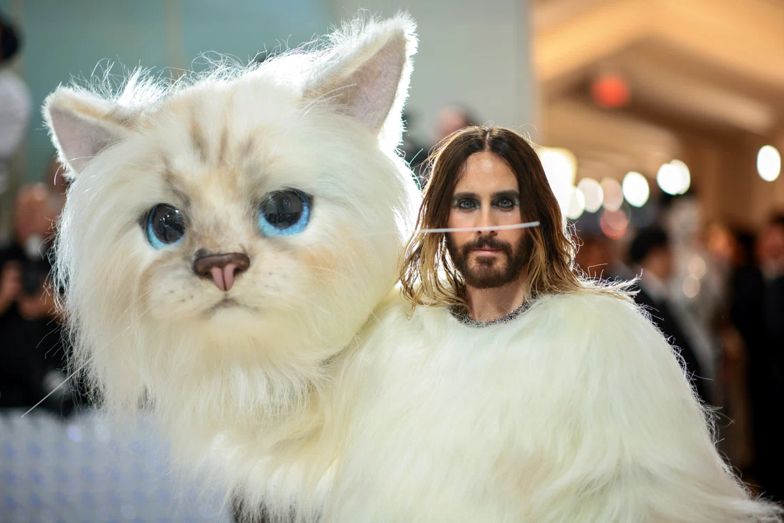 Jared Leto s-a îmbrăcat în pisica lui Karl Lagerfeld (Foto: GettyImages)