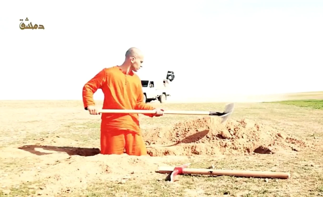 Prizonierul, care spune că numele său este Ziad Abdel’al Abu Tarek, este filmat săpându-şi singur groapa cu o lopată şi un târnăcop