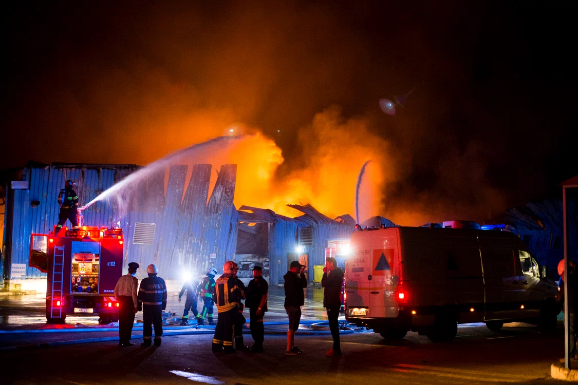 Incendiul izbucnit la fabrica de lângă Timişoara a fost stins după aproximativ cinci ore INQUAM Photos / Cornel Putan