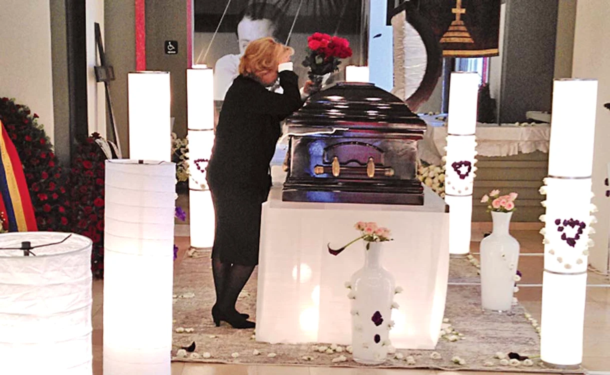 Pe jos au fost presărate flori şi totul a fost decorat cu mult bun gust