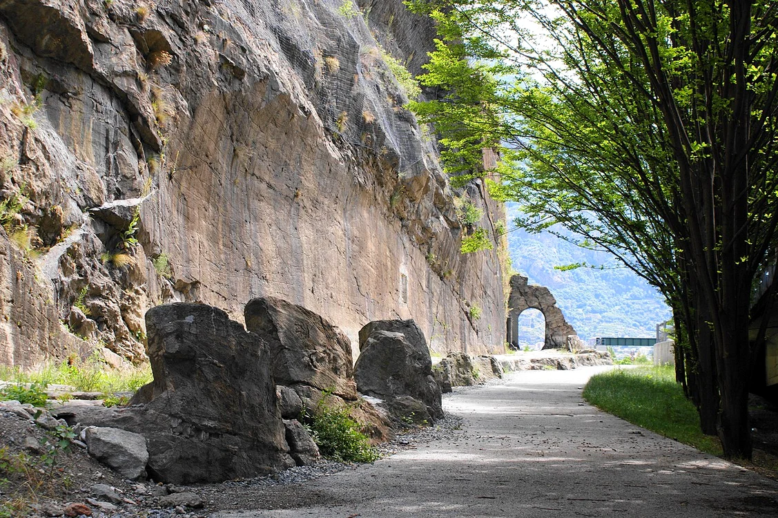 Via delle Gallie, drum construit prin excavarea pantei din stânga (© Rosario Lepore / Wikimedia)