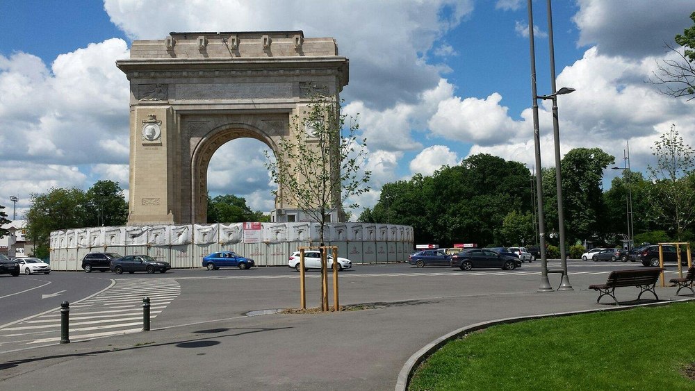 Lucrări de asfaltare la Arcul de Triumf, făcute în afara orelor permise. Brigada Rutieră aplică sancțiuni