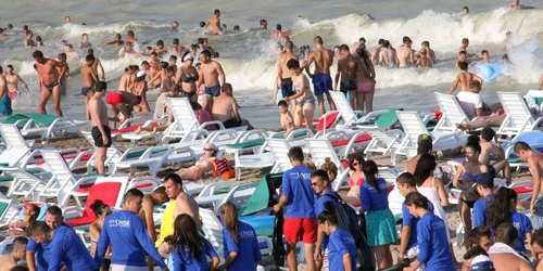 Studenţii fac curăţenie pe litoral. FOTO