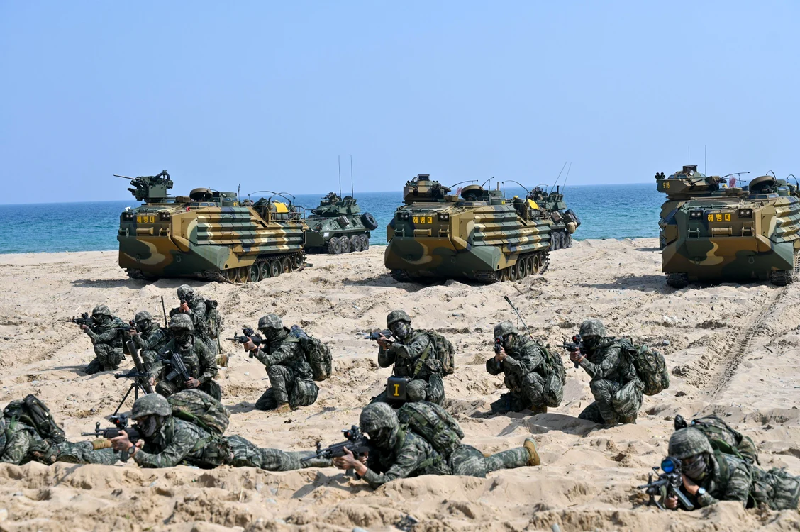 Pușcași marini sud-coreeni și vehicule militare pe o plajă, în timpul unui exercițiu Foto Profimedia