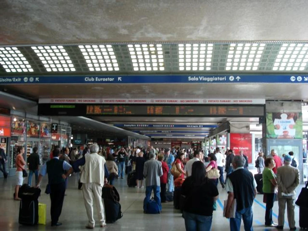 
    După ce un bărbat a fost găsit înarmat pe o cale ferată în gara Termini din Roma, s-a instalat panicafoto: Click!  